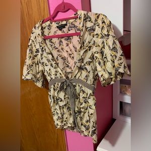 EUC. BCBMAXAZRIA open tie blouse. Adjustable tie closure. Abstract design Size M